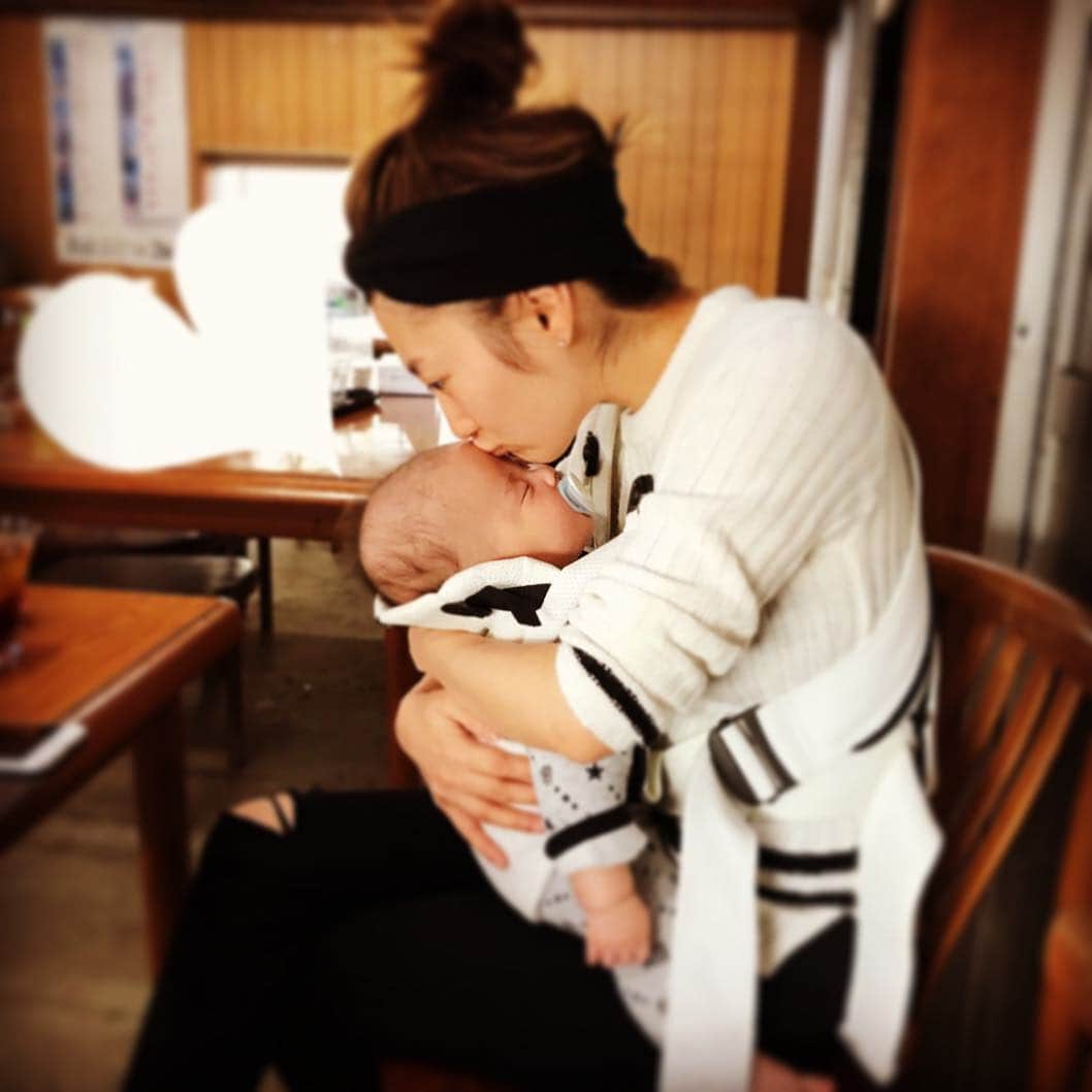加織のインスタグラム：「かわいーかわいー 赤ちゃんかわいーなー たまらーーん #👶🏻 #💋💋💋」