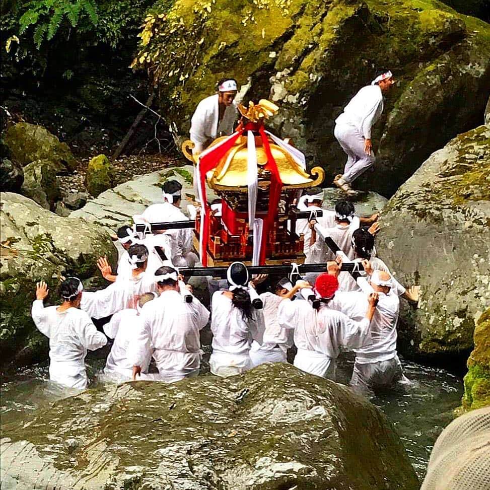 あっくんさんのインスタグラム写真 - (あっくんInstagram)「#轟神社 #禊滝修行 最後は神輿を担いで険しい山道を駆け巡り、禊の滝壺にそのまま入水。 もちろん足がつかない深さなので、普通に溺れてしまったが、みんなとのチームプレーや助け合いで無事乗り越えた。 #akkuntrip #日本を知れ #TOKUSHIMA #祭男  #パーティーロッカー」11月13日 22時23分 - akkun_shibuya