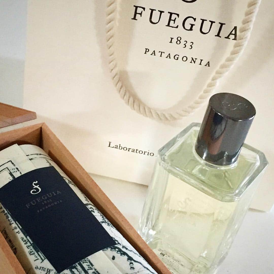 INSIDE FUJINGAHOさんのインスタグラム写真 - (INSIDE FUJINGAHOInstagram)「【FUEGUIA 1833が好きすぎる③】六本木のグランドハイアット1階にある「フエギア 1833」の直営店でさんざんお試しした挙句、この11月に発売の新しい香りをお買い上げ。「La Joven Noche（若き夜）」という名前の、サンダルウッド（白檀）のパルファムです。珍しい天然のサンダルウッドが使われていて、軽やかでウッディ、肌なじみが素晴らしくなめらか！  100㎖で29,000円でした。人とかぶらない、長く付き合える自分だけの香りを探している方におすすめのフレグランスブランドです。http://www.fueguia.jp/news  #新製品  #美容  #fujingaho  #insidefujingaho  #フエギア  #フエギア1833  #フレグランス #香水 #六本木グランドハイアット東京 #白檀  #サンダルウッド #香り  #fueguia1833  #fueguia #fujingahobeauty #fueguia1833が好きすぎる #婦人画報美容担当の好き放題」11月14日 14時35分 - fujingahojp