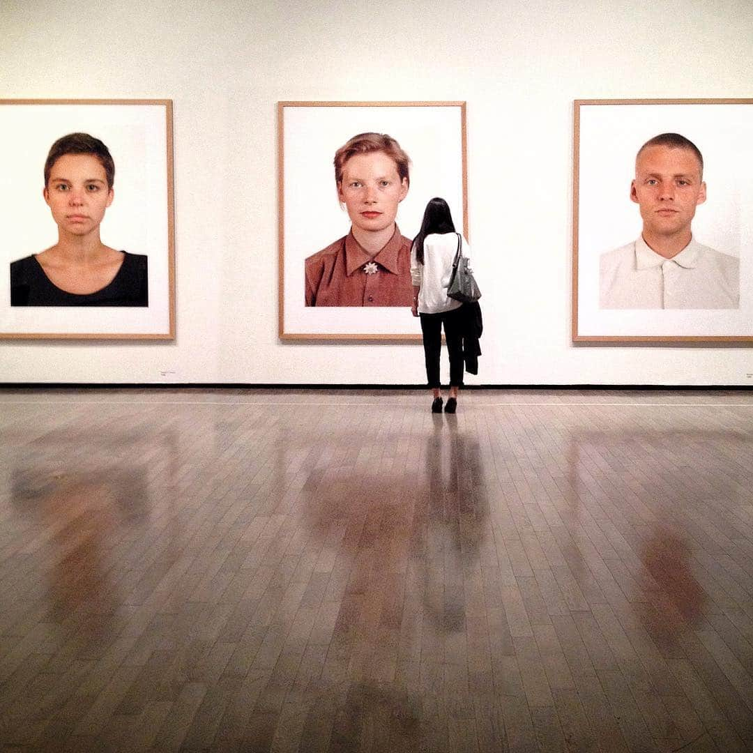 でもやるさんのインスタグラム写真 - (でもやるInstagram)「👩🏻👩🏼👦🏻カメラ目線x3 ・ トーマス・ルフ展/THOMAS RUFF ・ 東京国立近代美術館 2016/8/30〜2016/11/13 （会期終了） ・ 金沢21世紀美術館 2016/12/10〜2017/3/12 ・ 写真撮影OKの展示会でした。 写真撮らせてもらったので、告知しなきゃ…って東京会場終わっとるやないかい！（ひとりノリツッコミ） 金沢会場は12/10〜です。金沢の皆様ぜひ〜✨😊🙏🏼 #トーマスルフ展 #ThomasRuff #東京国立近代美術館」11月14日 7時03分 - demo_yaru_