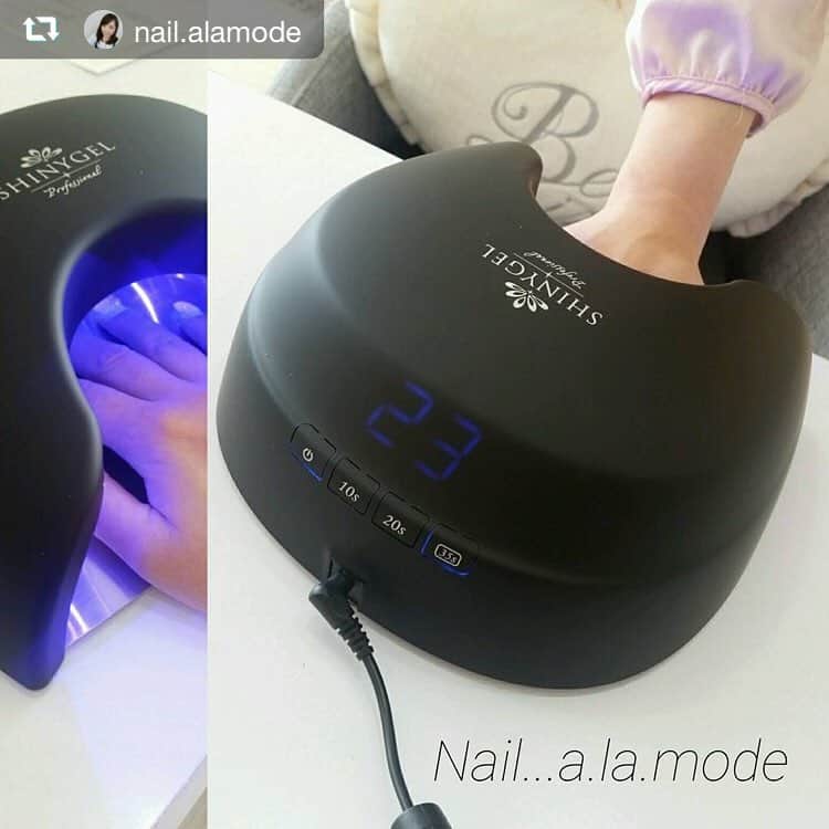 のインスタグラム：「#repost @nail.alamode via @PhotoAroundApp  シャイニージェルから新発売の  LEDライト💡  クレッシェンド！！！ 徐々に熱が強くなって硬化していくことで硬化熱を軽減できる画期的なライト💡  今まで硬化熱で悩んでましたが  これはほんとにスゴイ！！！ いつもご来店くださる方が  感動するくらい硬化熱が軽減♪  気になる方は@shinygelへ❤  開発してくださったシャイニージェルさまに感謝です❤  #LEDライト#クレッシェンド#シャイニージェル#硬化熱軽減ライト#shinygel」
