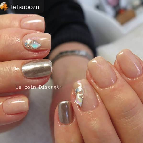 のインスタグラム：「#repost @tetsubozu via @PhotoAroundApp 【♦】 ♦ストーン💅 Simpleなベージュの中にも一手間♪  #nails#instasize#instagood#instalike#instagramjapan#instanails#beauty#fashion#ootd#trends#photo#naildesign#design#art#gelnail#nailart#trendart#LecoinDiscret#shinygel#shinygelstagram0320#♦ #shinygel #シャイニージェル」