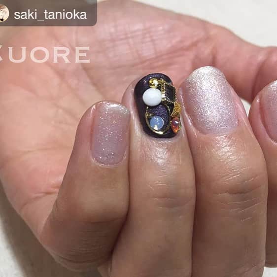 のインスタグラム：「#repost @saki_tanioka via @PhotoAroundApp  シャイニーカラー221と、145を混ぜ混ぜしてできた新しいカラー💕冬っぽくてオススメ💕ellaの106は黒すぎず、いい感じでお客様の雰囲気にぴったりでした☺️💕いろいろのせちゃうバージョン。 nail design &  school  Cuore (クオーレ) 11:00〜19:00(最終受付)(不定休)2日前までのご予約可 電話受付優先  080-6150-3372 セミナーやレッスンのご予約はメールでnailcuore@yahoo.co.jp  #ネイルサロン  #ネイルデザイン #ネイルアート #大阪  #西中島 #新大阪 #naildesign #cuore #ファッション #fashion #シンプルネイル #OLネイル #綺麗なお爪へのアドバイザー #西中島プライベートサロン #綺麗なお爪へと導くネイルサロン #丁寧なネイルケア #大人ネイル #美爪 #美甲 #シャイニージェル #パワーベース #shinygelstagram0320 #shinygel #シャイニージェル」