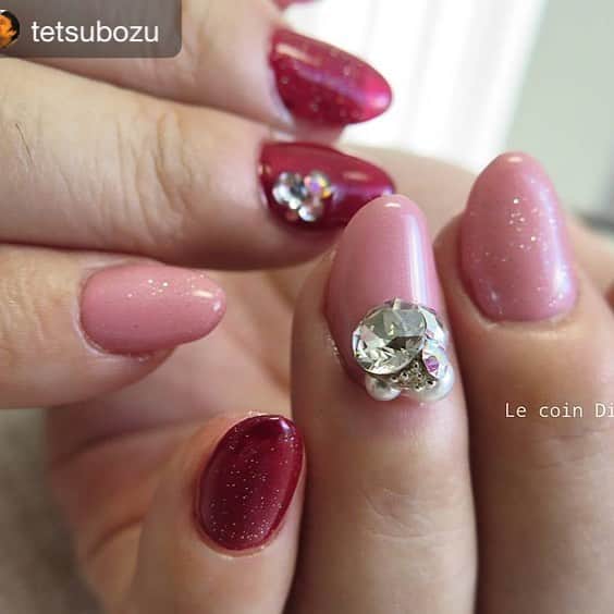 のインスタグラム：「#repost @tetsubozu via @PhotoAroundApp 【DOUBLE180】  SHINYGEL#224 #225 赤とピンクに#221 をのせてキラキラに💅✨ もう冬仕様になってきましたね🙌♪ そこに3D Bijou💎 DOUBLE180💎  #nails#instasize#instagood#instalike#instagramjapan#instanails#beauty#fashion#ootd#trends#photo#naildesign#design#art#gelnail#nailart#trendart#LecoinDiscret#shinygel#shinygelstagram0320#大人可愛い#DOUBLE180#秋冬#キラキラ #shinygel #シャイニージェル」