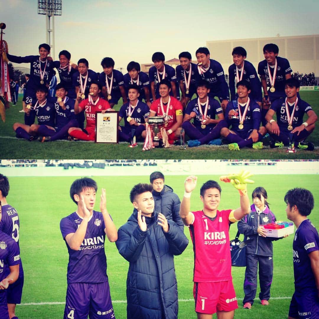小出悠太のインスタグラム：「最後のリーグ戦終わりました！インカレもとって三冠とろう！ #関東大学サッカー #優勝 #主将副主将 #いい写真」