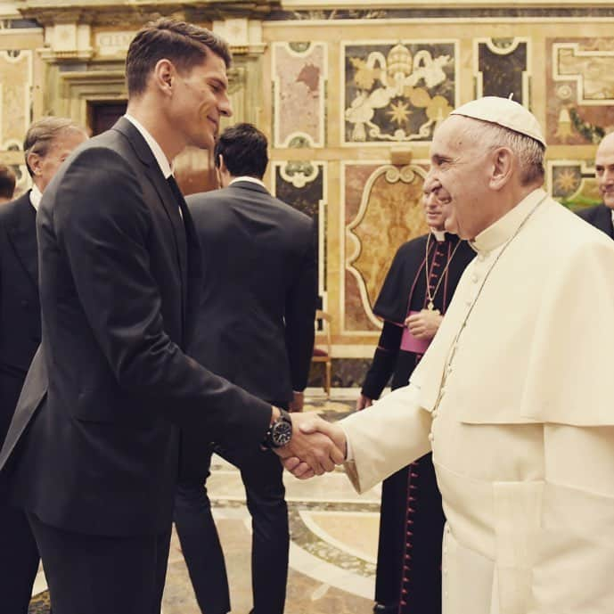 マリオ・ゴメスのインスタグラム：「It was a pleasure! ☺️ What a cool pope...🤘🏽LOVE&PEACE❤️ #diemannschaft #pope #vatican #thankyou」