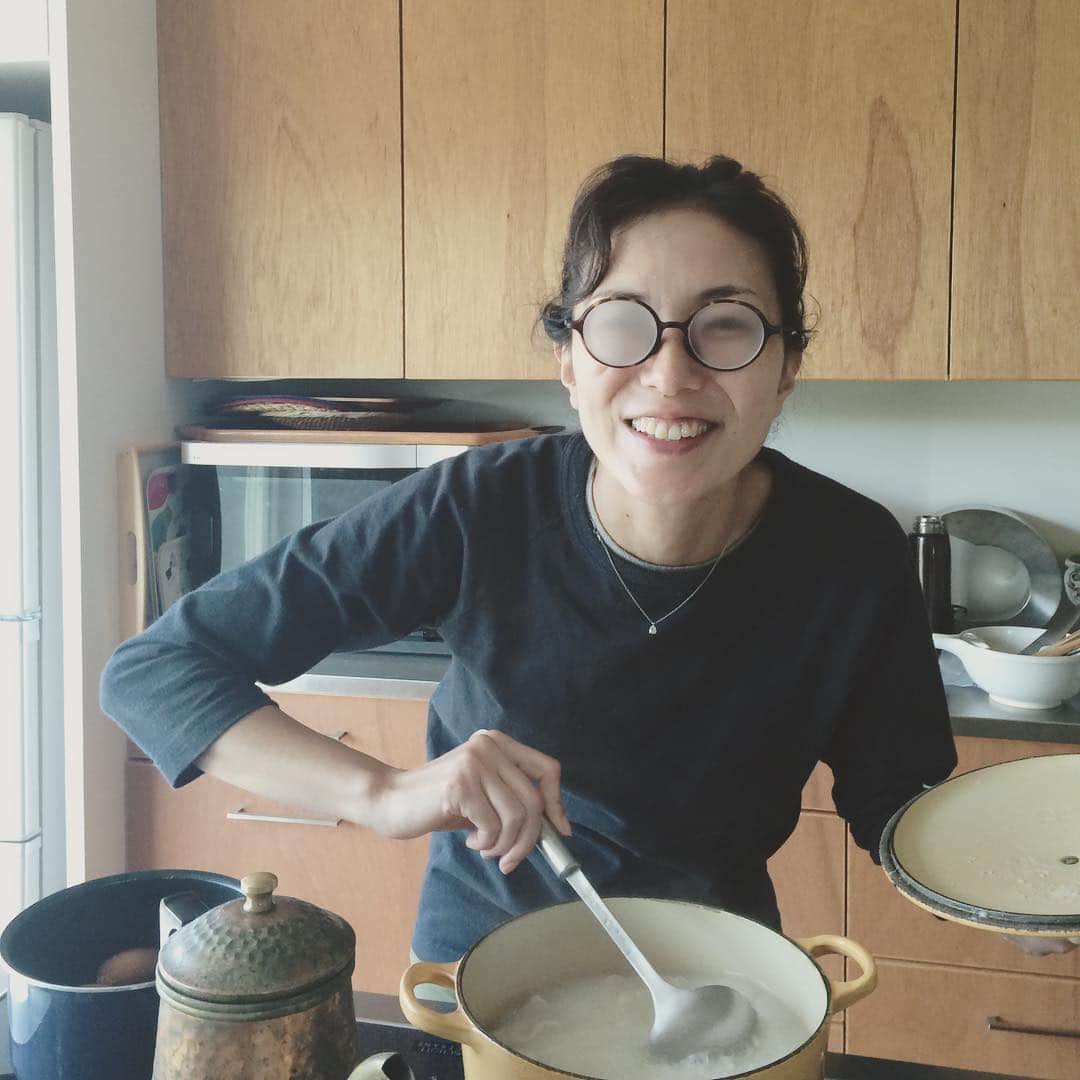 石田ゆり子さんのインスタグラム写真 - (石田ゆり子Instagram)「わたしの大好きな写真😊 朝粥を作る、いい女。 曇ったメガネ、そしてこの笑顔。 心を掴むわー、好きだわ！いつもありがとう🤖🍂🍁 ちなみに本人にちゃんと許可を取りました🐿🌾」11月14日 16時06分 - yuriyuri1003