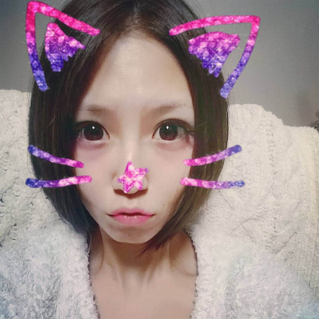 水樹りさのインスタグラム：「気分一転髪の毛暗くしました💇✨ #美容院帰り #haircolor #hairchange  #気分一転 #黒髪 #黒髪ボブ #ショート #ショートはやめられない #AV女優 #吉原 #snow」