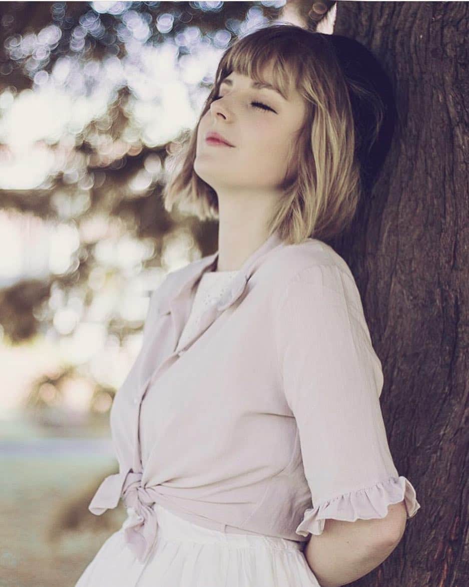 Ella Freyaのインスタグラム：「Sun, don't go please 😪 . . . . . Picture by Sen Photography  #summer #autumn #ellafreya #dutch #netherlands #dreamy #pink #whitedress #larme #larmekei #baret」