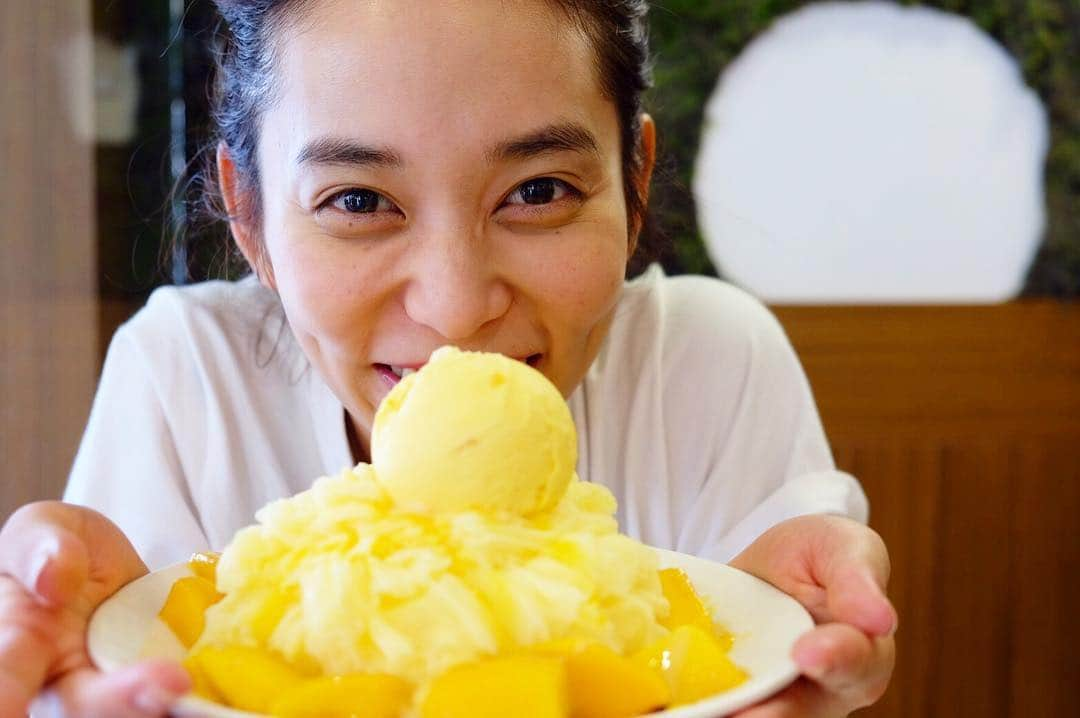 依吹怜さんのインスタグラム写真 - (依吹怜Instagram)「そしてマンゴーかき氷どーーーん🍧 美味しいね！びっくりした！笑 . あまりの大きさに食べきれるのか、？？？でしたが、氷そのものがふわふわのマンゴーシャーベットで、口の中ですぐ溶ける！ なによりマンゴーがちゅるんちゅるん。 いくらでも食べられちゃいそうな美味しさでした！ . #taiwan #taipei #mango #me #tbt #fujifilm #camera #yummy #trip #台湾 #台北 #マンゴーかき氷 #マンゴー #依吹怜 #れい旅物語」11月15日 10時28分 - ibukirey