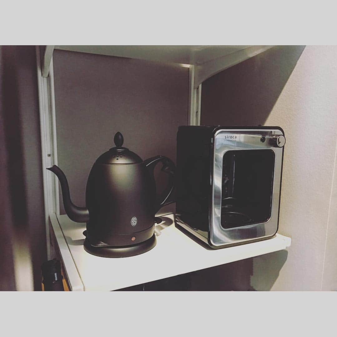 白澤貴子さんのインスタグラム写真 - (白澤貴子Instagram)「週末、パントリーにやってきた二台のプチ家電。 炊飯器さえ置かない我が家にとっては大事件💭 でも、せわしない朝が一気に豊かになった気がする♡  #右はコーヒー好きな主人が今月のVERYを読んで即買い #siroca #左はハーブティー好きな私用 #流行りの洗練バルミューダもいいけれど #私はクラシカルなこの形の方が好み #持ち手のデザインがお気に入り #そしてこれの方が容量も大きい #russellhobbs」11月15日 6時22分 - takakoshirasawa