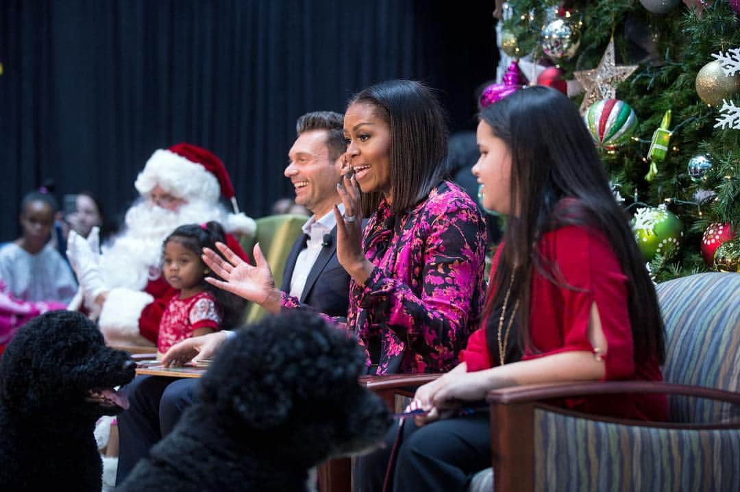 ミシェル・オバマのインスタグラム：「“‘Twas the night before Christmas when all through the house, not a creature was stirring, not even a mouse.” -First Lady Michelle Obama and @RyanSeacrest reading a holiday classic with patients, families, and staff at the Children's National Medical Center in Washington, D.C.」