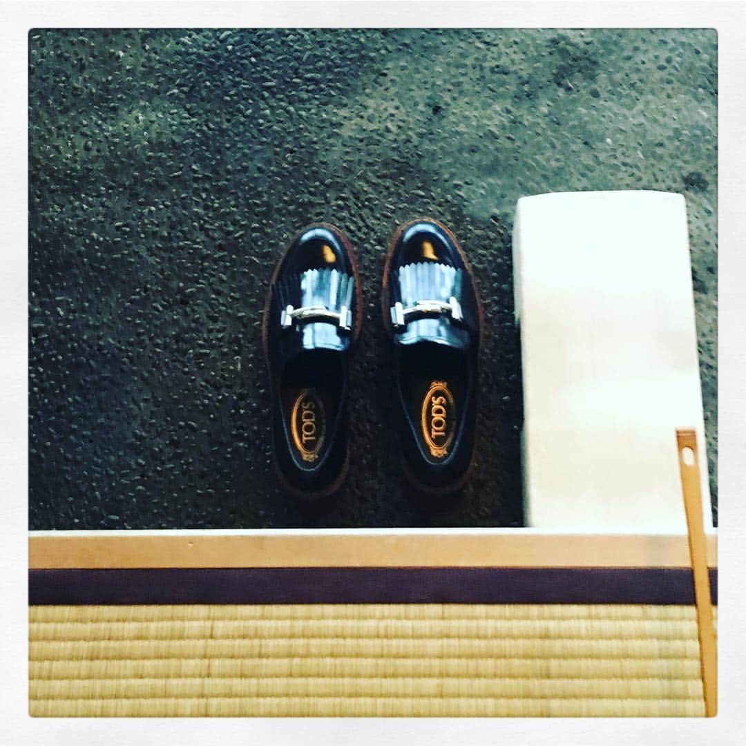 志摩有子さんのインスタグラム写真 - (志摩有子Instagram)「最近のお気に入りシリーズ。トッズの厚底ローファー。履きやすくて何にでも合って、それこそ、こればっかり。 #トッズ #tods #旅館の玄関にも合う #俯瞰で撮ったら厚底ってわからない #初歩的ミス #何年やってるんだ #結構なベテラン」12月10日 15時11分 - ariko418