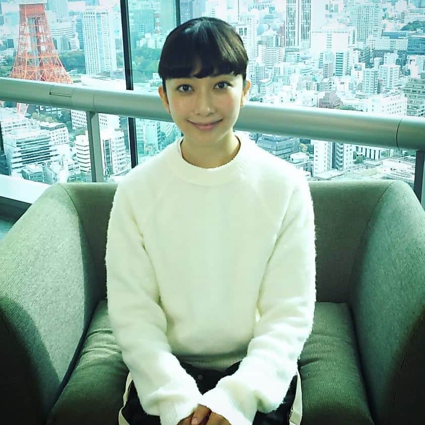 M-ON! MUSIC｜エムオンミュージックのインスタグラム：「MUSIC ON! TV(エムオン!)発音楽番組「ZOOM UP!」内「Artist ZOOM UP!」に登場した際のEvery Little Thingの持田香織さんのオフショット♪  #祝20年 #elt #zoomup #artistzoomup #everylittlething #もっちー #持田香織 #インタビュー #番組情報はエムオン!にて #musicontv」