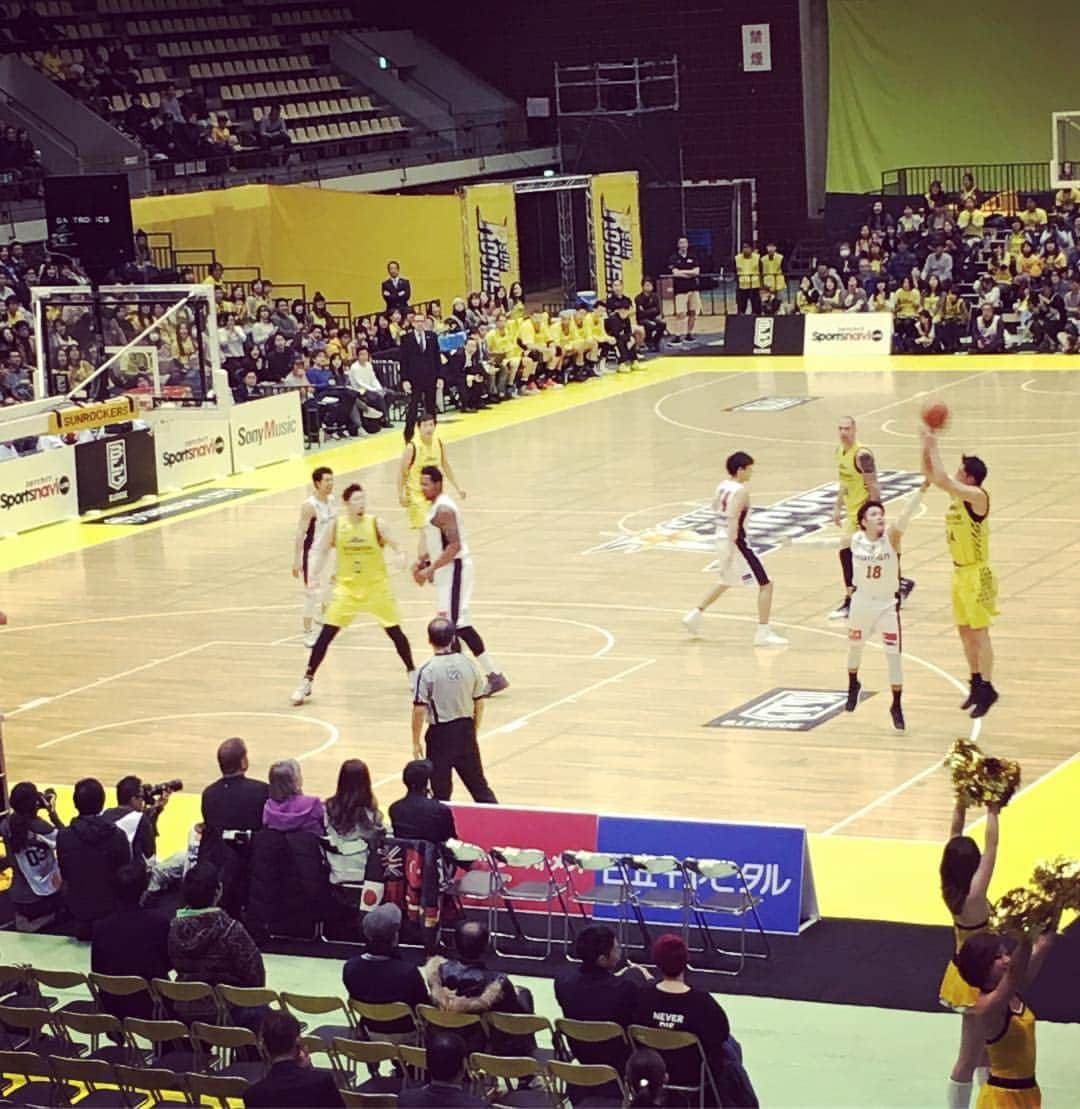 酒井泰滋のインスタグラム：「始まったよ！！ 今日は勝っとこ！ #bリーグ#サンロッカーズ渋谷 #SR渋谷 #sunrockers  #大阪エヴェッサ #アイメンスリーでスタート #レオが復帰してる」