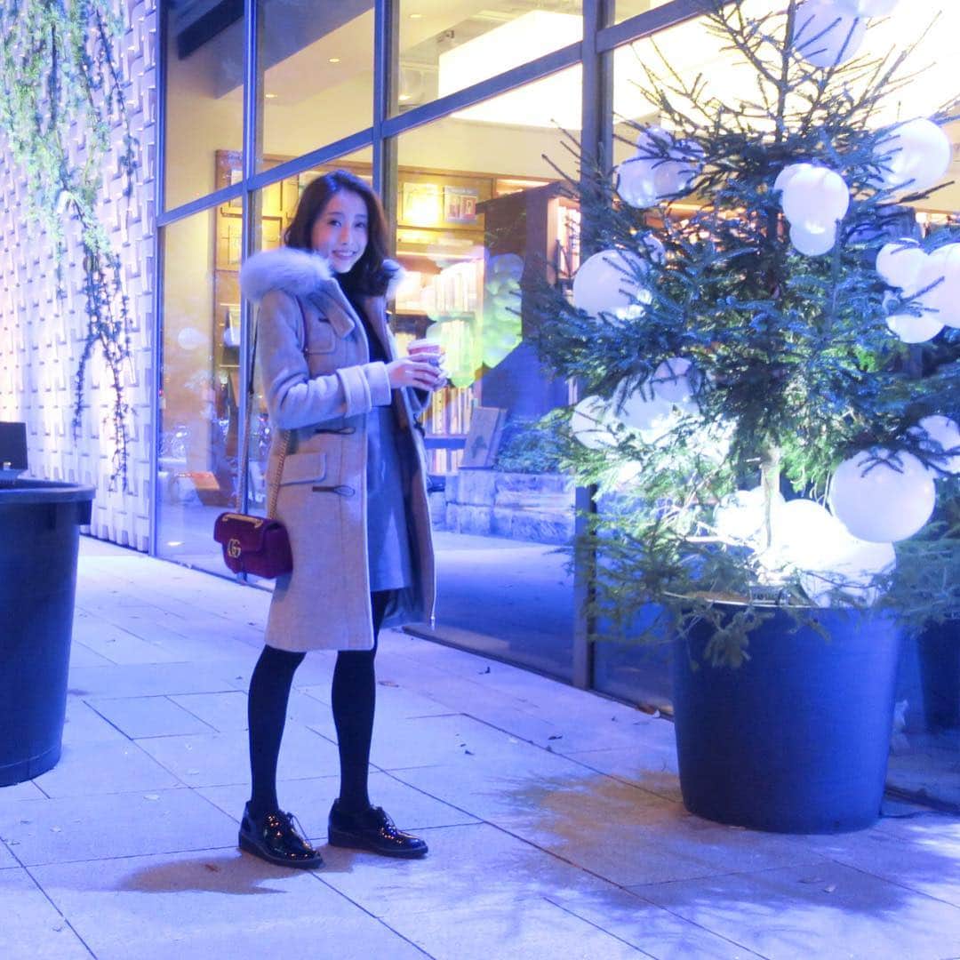 のインスタグラム：「真冬の寒さの日❄️ あたたかい飲み物片手に夜散歩☕️✨ 。  #coordinate #ootd #outfit #mystyle #fashion #instafashion #myfashion #お洋服 #コーディネート #コーデ #ファッション #코디네이트 #양복 #패션 #카메라 #복장 #coat #outer #Lilidia #リリディア #bag #gucci #GGマーモント #daikanyama #tsite #tsutaya #夜カフェ #夜お茶 #夜散歩」
