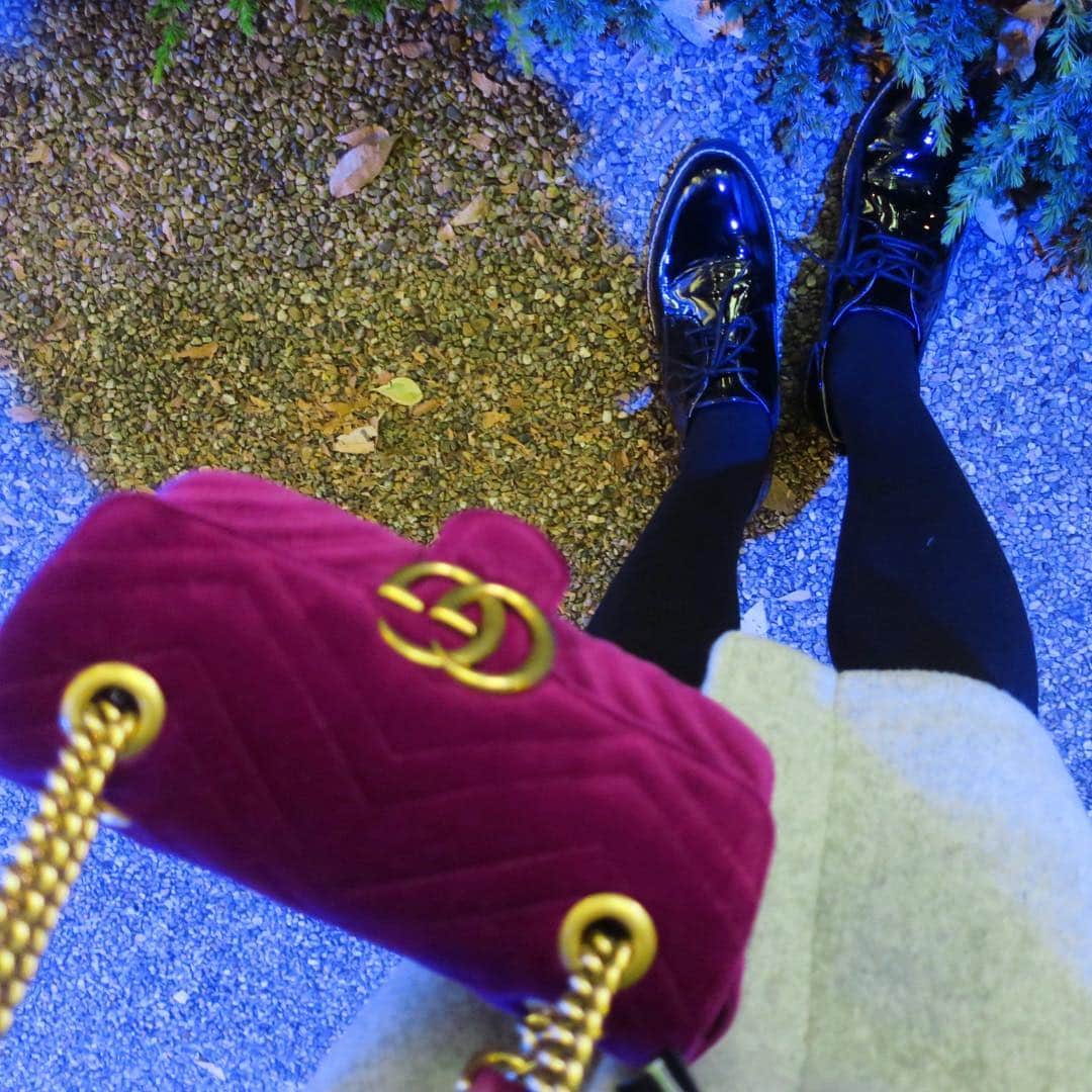 のインスタグラム：「よく歩く日は🚶‍♀️ ぺたんこ靴に、ミニバッグ 。  #coordinate #ootd #outfit #mystyle #fashion #instafashion #myfashion #お洋服 #コーディネート #コーデ #ファッション #코디네이트 #양복 #패션 #카메라 #복장 #coat #outer #Lilidia #リリディア #bag #gucci #GGマーモント #daikanyama #tsite #tsutaya #夜カフェ #夜お茶 #夜散歩」