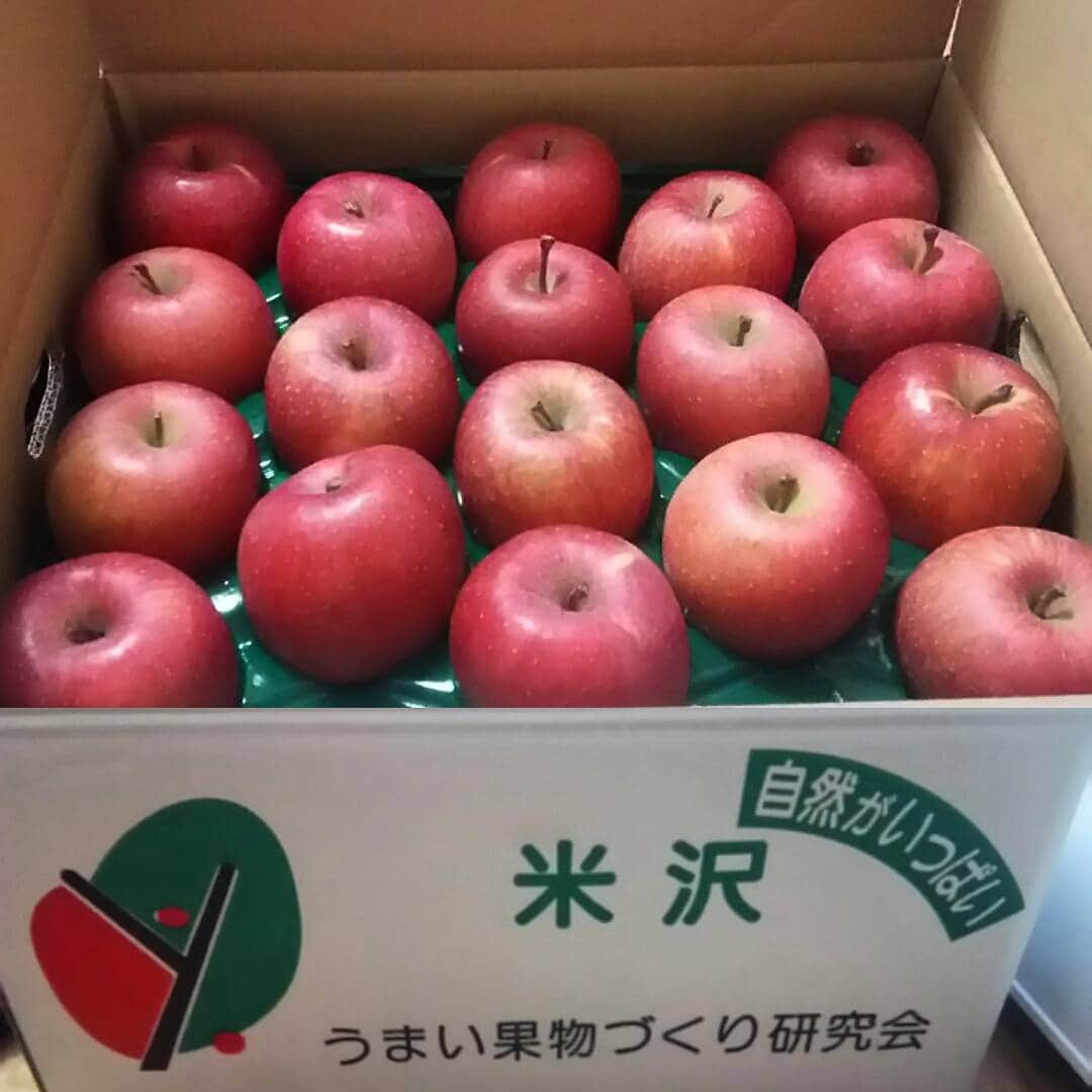 梅津春香さんのインスタグラム写真 - (梅津春香Instagram)「りんご🍎 お父さんお母さんありがとう。  たくさんあるのでほしい人言ってください！  #山形 #yamagata #米沢 #yonezawa #りんご #apple #10㎏ #山形だいすき」12月10日 21時41分 - haruka_umetsu