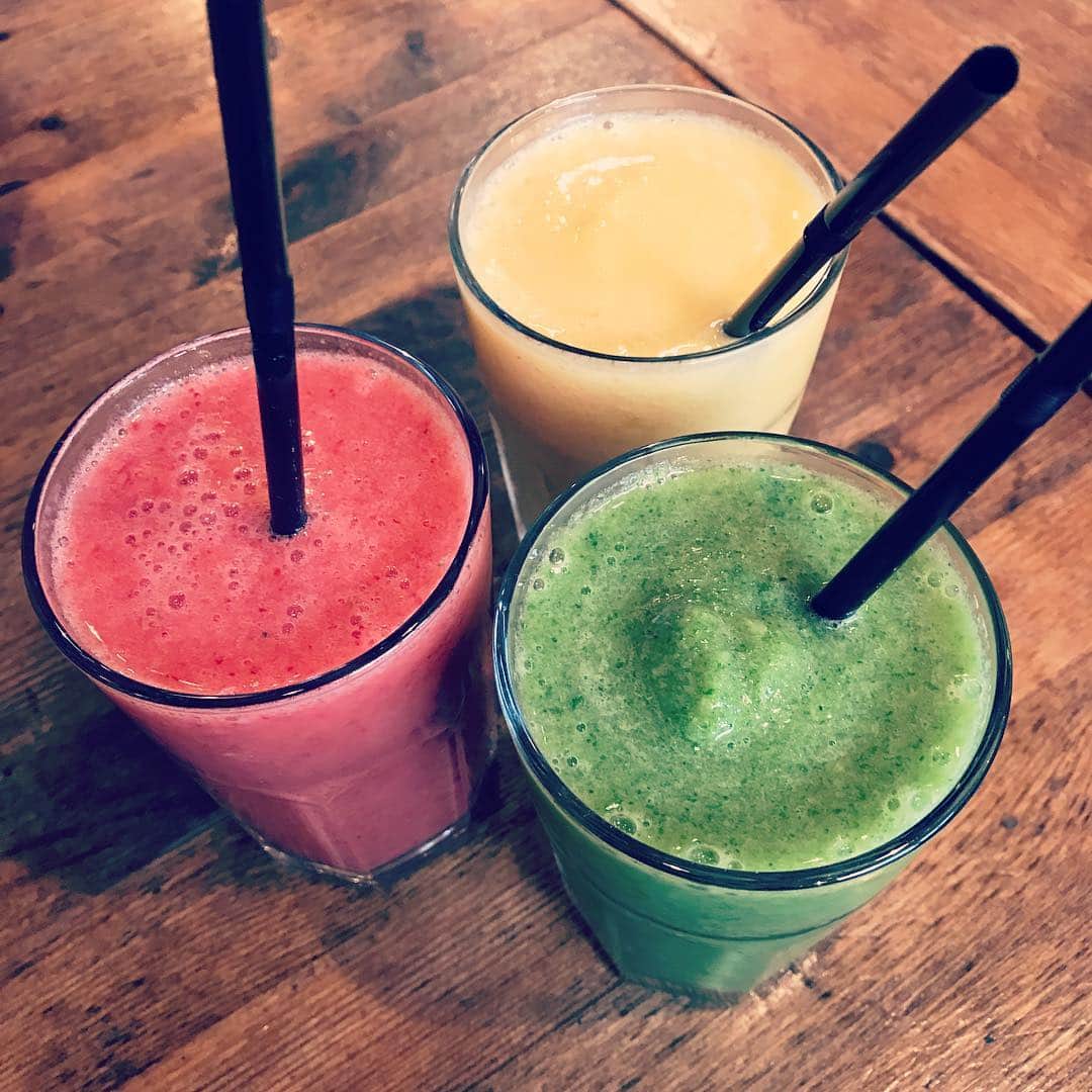 MEGのインスタグラム：「スムージー同盟。夏に飲みそびれたスムージーを今やっと、美味。 もともと二度寝が苦手なのだけど、日が昇ると、２時間おきにニャンコが生存確認しに襲来するので、休日でもゆっくり寝ると言うのが、やはり無理です。 #😼😼😼⚡️ #smoothie」