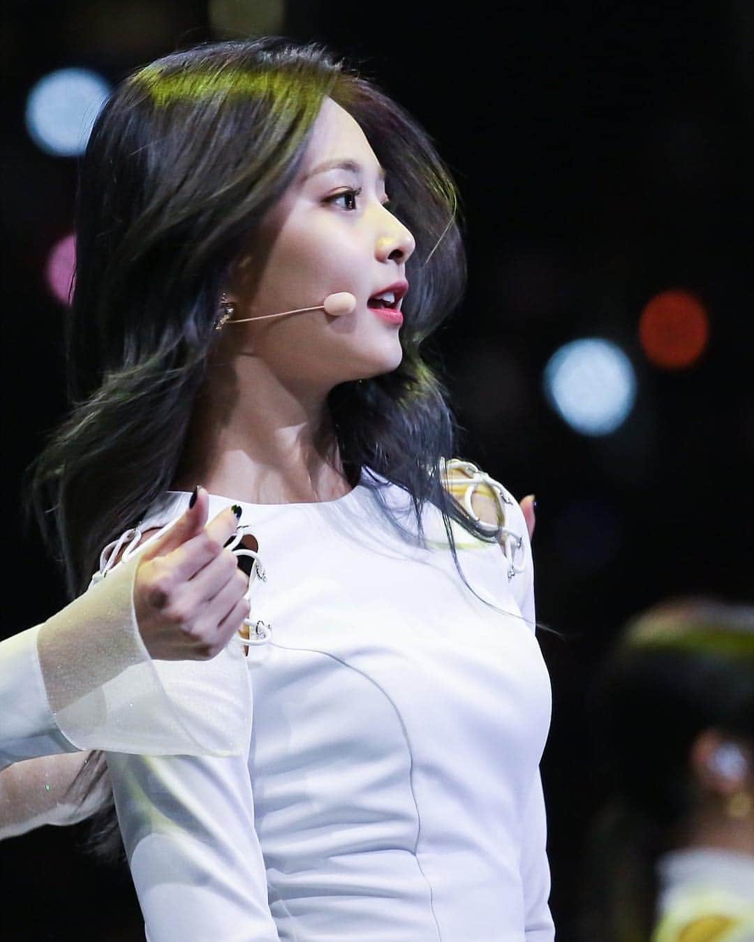 ツウィさんのインスタグラム写真 - (ツウィInstagram)「#TZUYU #쯔위  #TWICE #트와이스 161202 MAMA 우리 쯔이 옆모습 😱 분위기 😱」12月10日 21時51分 - tzuyutwicee