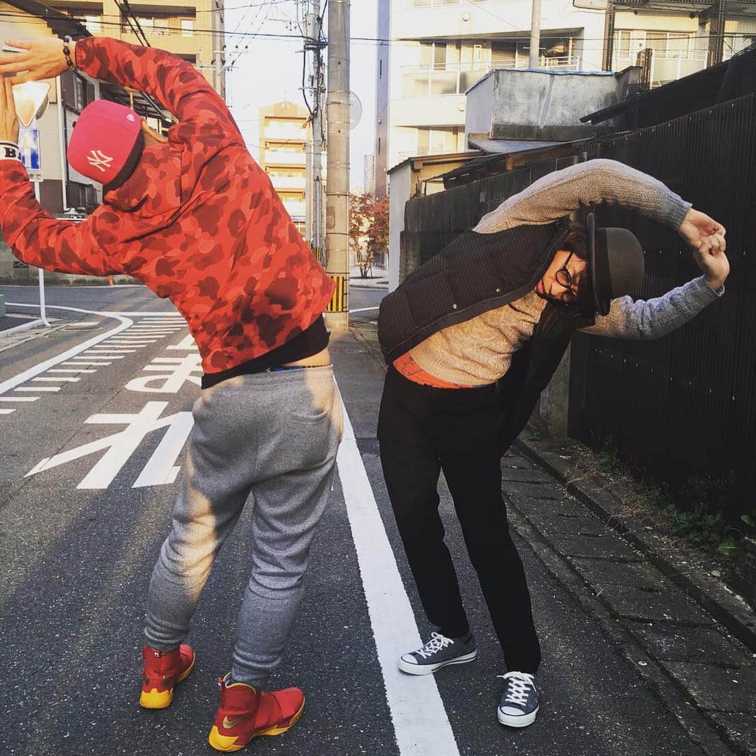 田村淳のインスタグラム：「ロケの合間に ストレッチおじさん  #ロンプク淳」