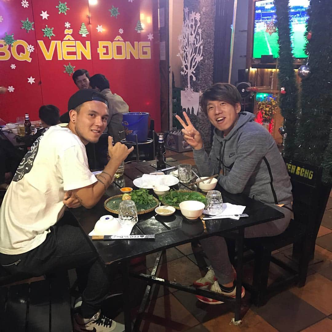 井手口正昭のインスタグラム：「来年もベトナムでサッカーします🇻🇳⚽️ 新しいチームメイトのモビくん✌️ 日本語話せて嬉しい🤗」