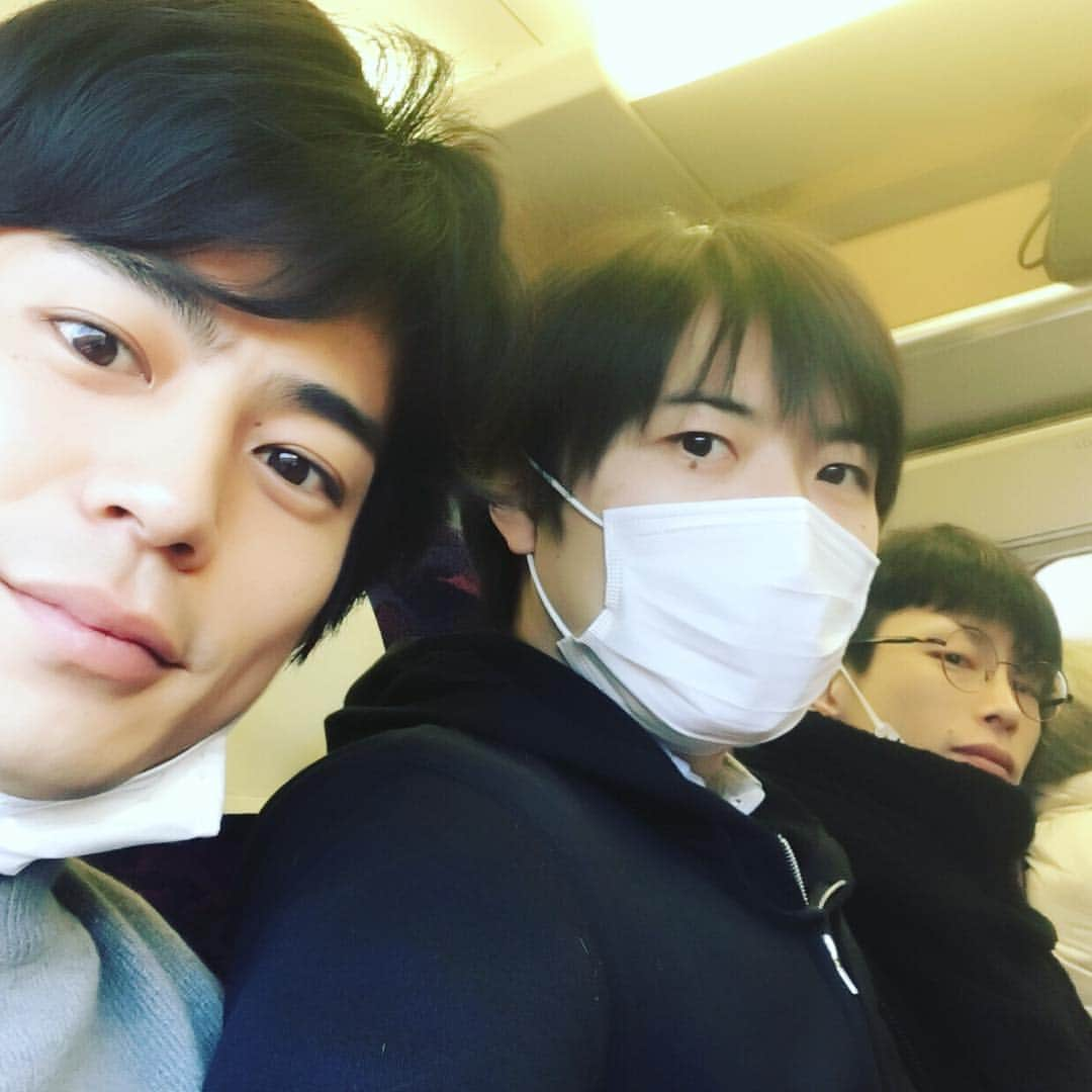 中屋敷法仁さんのインスタグラム写真 - (中屋敷法仁Instagram)「【仙台へ】男三匹！並んで移動！ #玉置玲央 #牧田哲也 #俳優 #演劇 #舞台 #love #happy #life #enjoy #fun」12月11日 9時45分 - norihitonakayashiki