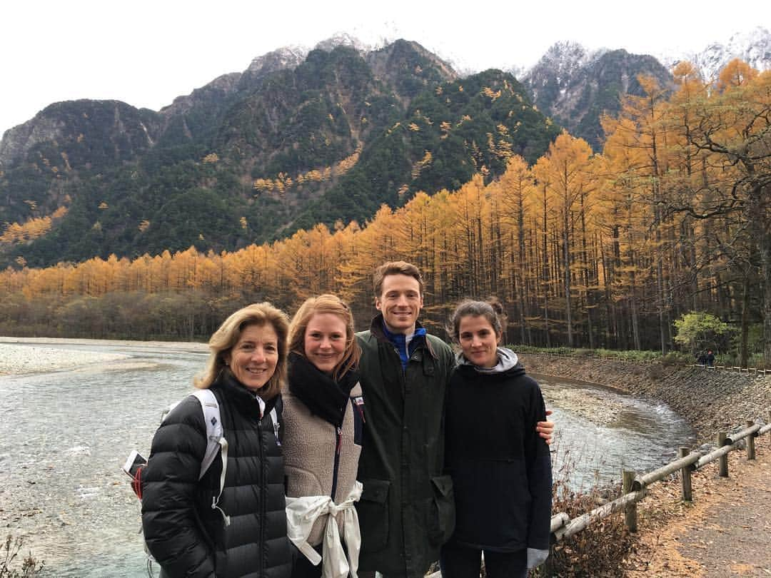 キャロライン・ケネディのインスタグラム：「"Red maple leaves illuminate the mountains at autumn sunset" - Japanese children's song "Autumn Leaves" #internationalmountainday🍁🗻 in #Kamikochi  秋の夕日に照る山もみじ 濃いも薄いも数ある中に - 童謡「紅葉」🍁 #上高地 を訪れた時の写真です。 #国際山岳デー🗻」