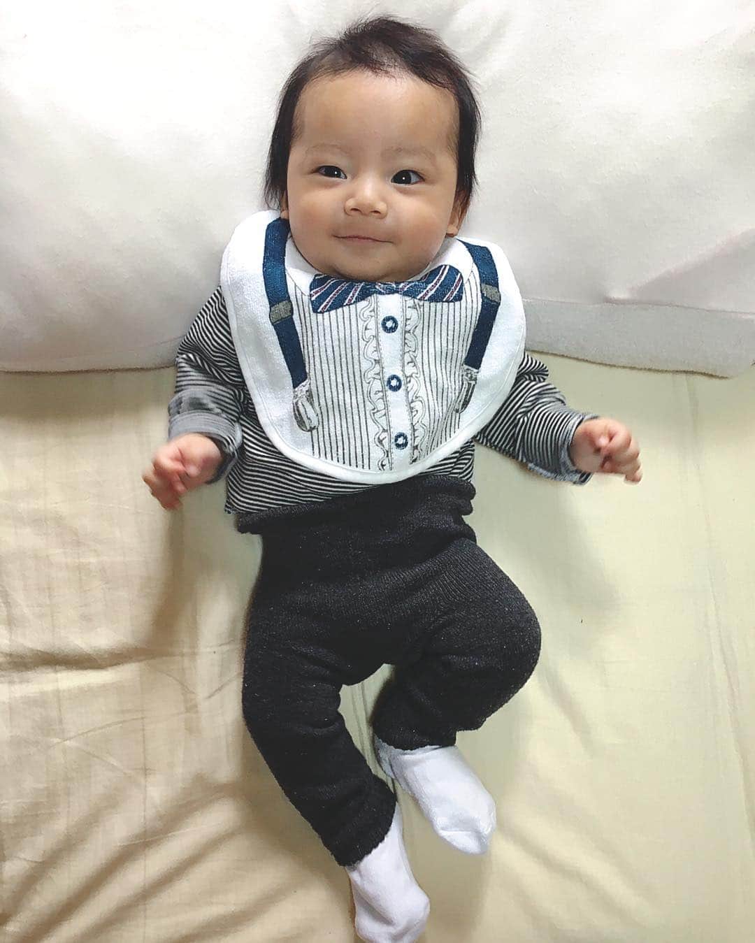 橋田昌実のインスタグラム：「⁑ 生後124日 ⁑ 4か月になりました👶🏻❤️ ⁑ top #petitbateau  botm #DAISO socks #champion ⁑ ⁑ #ちょっとずつ気持ちが表現できるようになってきたり #一人で寝れるようになったり #首も座った #✌🏻️❤️ #腰支えながらやけどお座りさせたらキャッキャ笑う〜のがかわいすぎ #今日は名古屋に買い物 #かーちゃん久しぶりの都会にわくわく #とーまは初めての遠出 #ドライブ #ちょっとおめかし #生後4か月  #男の子 #親バカ #ママリ #ベビフル #今日のコーデ #ベビーコーデ」