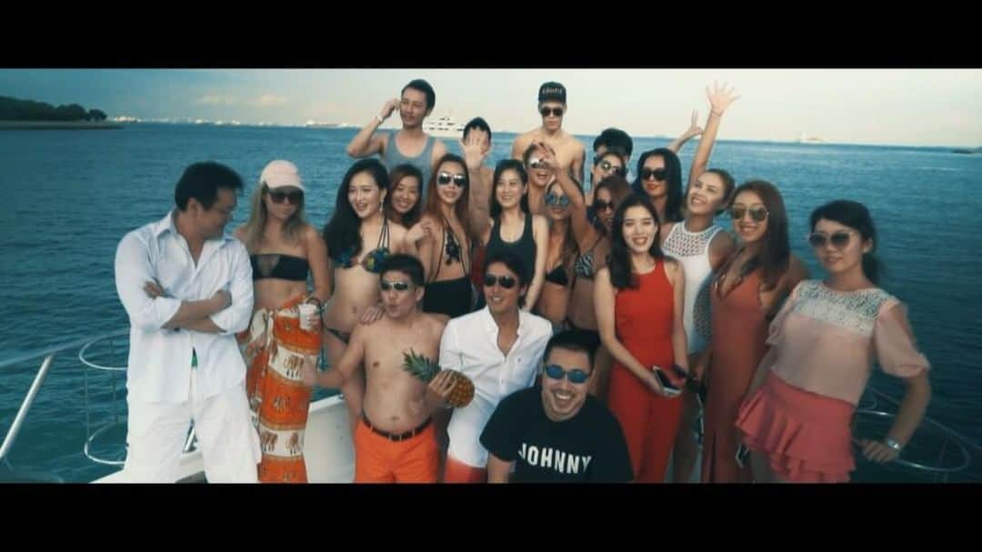 Nicole Chenのインスタグラム：「4th Dec 2015 @luxurysensationgroup Luxury Yacht Party 1st Series (Singapore) #yacht #party #life #fun #dj #video #nicolechen #girls #bikinis #luxuryyacht #luxury  VIDEO SHOT BY @hengfilms With @khoo.klux.klan @khulanbatkhuu @christxbelle @izumijoey @veeseah @lisachiao @cateyeprods @chemantuano @smlkbs @lilbaobao」
