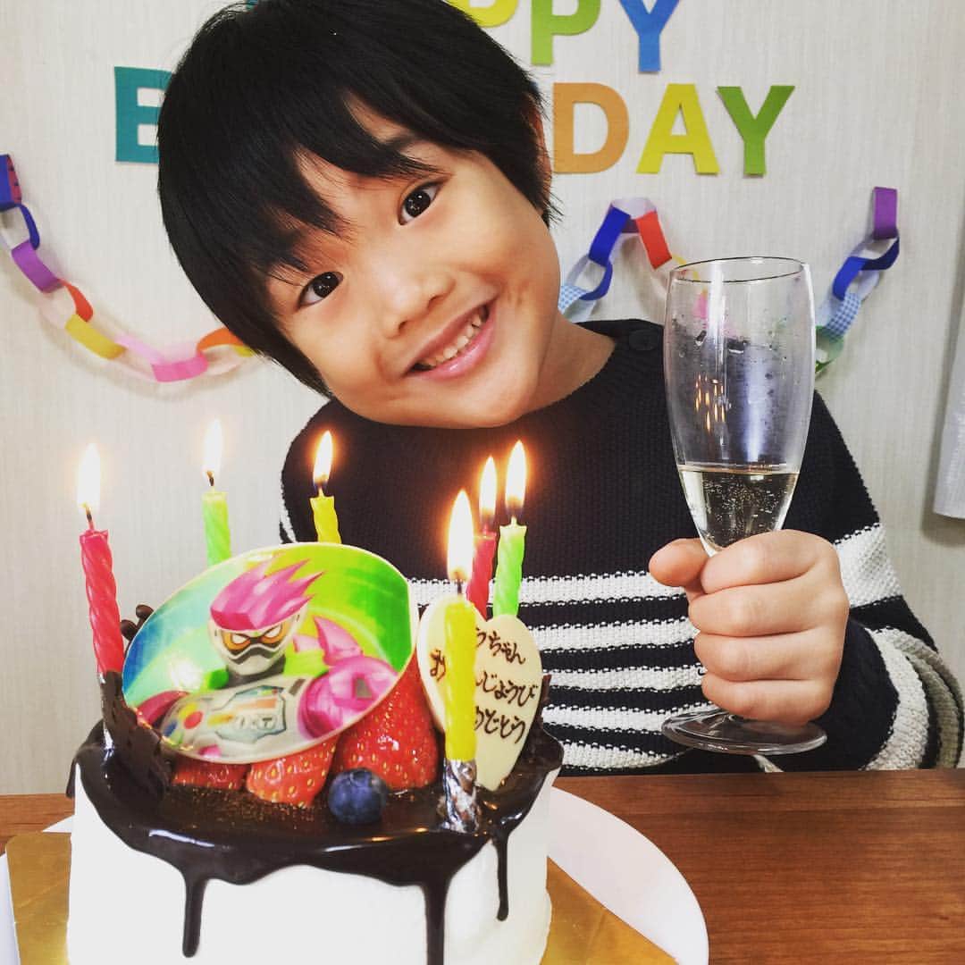 ぺんちゃんねるのインスタグラム：「* ハッピーバースデーこうちゃん * ６歳になりました！ * 最近、よく食べます。 外食に行くと もうお子様メニューでは足りない。 私より食べている笑 * 計算が得意 運動はイマイチ笑 スイミング、まぁまぁ。 * 大好物 寿司、フライドポテト、オムライス、チョコケーキ * 苦手 マヨネーズ、ポテトサラダ、大きいトマト * トランスフォーマーの映画をよく観る。 相当好きらしい。 * きいちゃんのイヤイヤ期に付き合わされ よくイライラしてるw 頑張ってお兄ちゃんしてる。 * 赤ちゃんの頃は母乳ばっか飲んで 離乳食をほとんど食べなくて めちゃくちゃ悩んだ時期もあったけど 今では何でも食べるように。 * 食べなすぎて貧血になり 病院通いもしたけど 元気に成長してます！ * これからも元気にすくすく育ってね♪ * ＊2016.12.06＊ * * #follow #kids #instakids #TagsForLikes #children #childrenphoto #love #cute #adorable #instagood #young #sweet #like #little #fun #photooftheday #family #baby #instababy #play #happy #smile #instacute #ファインダー越しの私の世界 #幸せ #かわいい #子供 #親バカ部 #親バカ」