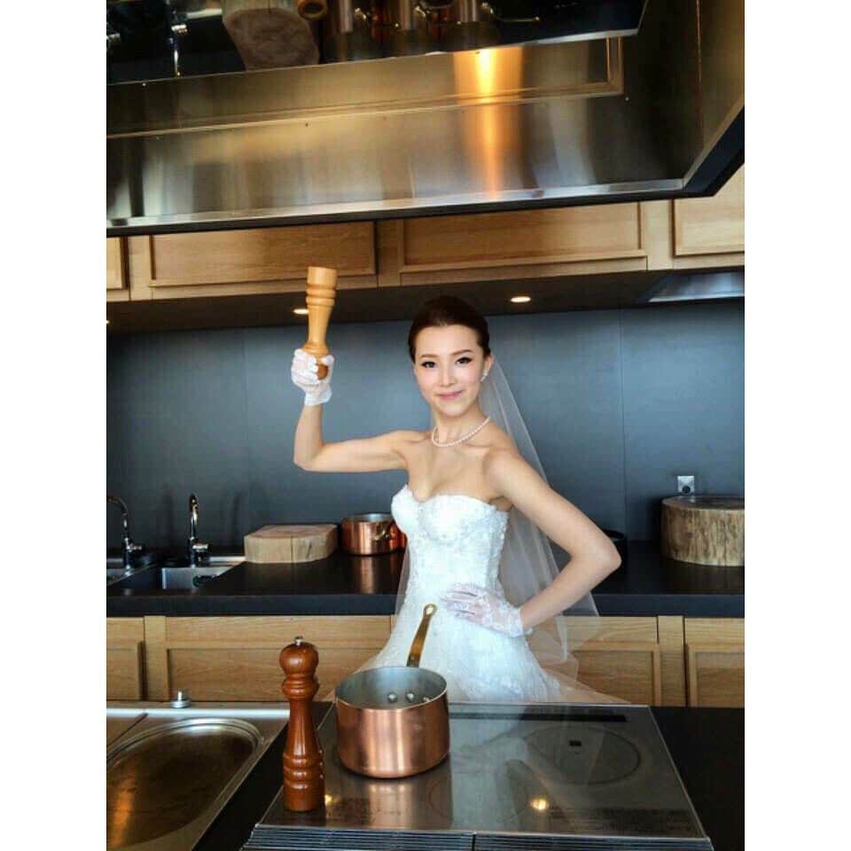 彩星りおんのインスタグラム：「The strong bride💪🏻✨✨✨ 結婚式の時の写真😊むきむき。笑  #wedding #bride #muscle #strong #weddingceremony #Tokyo #happiness #instagood #nyc #ny #ムキムキ #花嫁 #料理頑張るぞ っていう#決意表明 #結婚式」