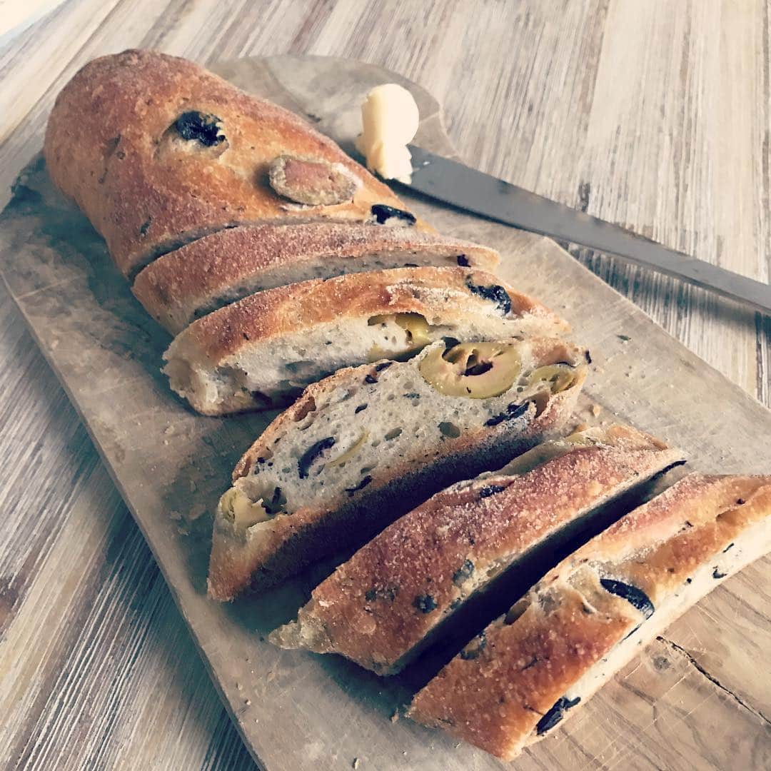 MEGのインスタグラム：「今朝のパン、ミックスオリーブのサワードウ。 塩気がたまらないー 美味しい  #mixedolivesourdough」