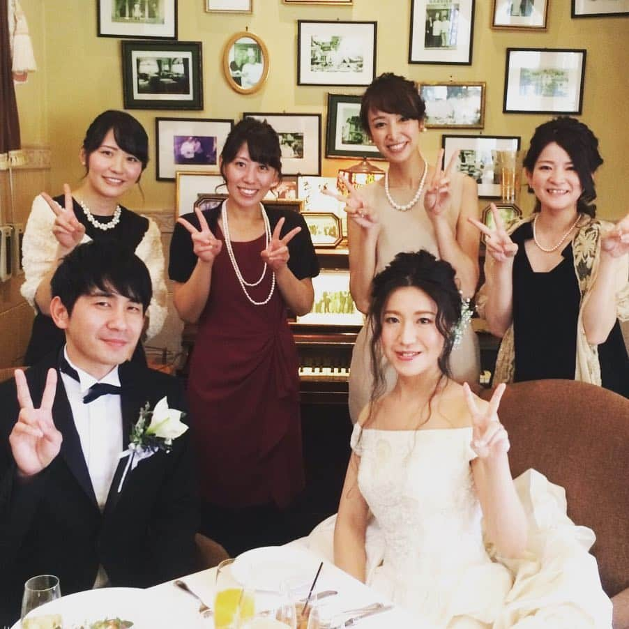 森美紅さんのインスタグラム写真 - (森美紅Instagram)「真理子結婚おめでとーう💕 思った通りのとびきり可愛い花嫁と、2人の人柄がにじみでる暖かい式でした😍 幸せたくさんもらったー💕それにしても大学メンバー最高！めちゃ笑った！大好きだー！  #結婚式 #大学 #岐阜っ子 #大阪大学 #大阪外国語大学 #ロシア語科 #wedding #party #happy #love #подружки #любовь #россия #университет」12月11日 18時18分 - mikucham11