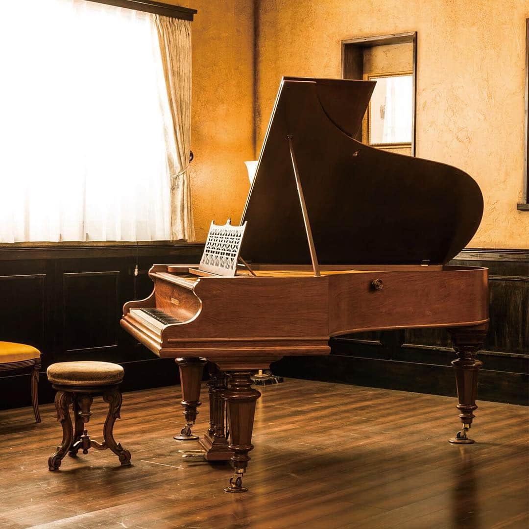 FLYMEeさんのインスタグラム写真 - (FLYMEeInstagram)「織田裕二さん主演のドラマ「IQ246 ～華麗なる事件簿～」より、FLYMEeのコーディネーターが手掛けた法門寺家屋敷の広間にある豪華なグランドピアノです。 #FLYMEe #interiør #interiors #piano #interiorinspiration #interiorandhome #luxuryhomes #luxurydesign #interiorstyling #interiordecoration #hall #antiques #interior123 #interiorforyou #interior4all #instainterior #homeinterior #homedecor #homedesign #designinspiration #インテリア  #インテリアデザイン #IQ246華麗なる事件簿 #IQ246 #織田裕二 #土屋太鳳 #ディーンフジオカ #ドラマ #アンティーク #ピアノ」12月11日 22時14分 - flymee_official