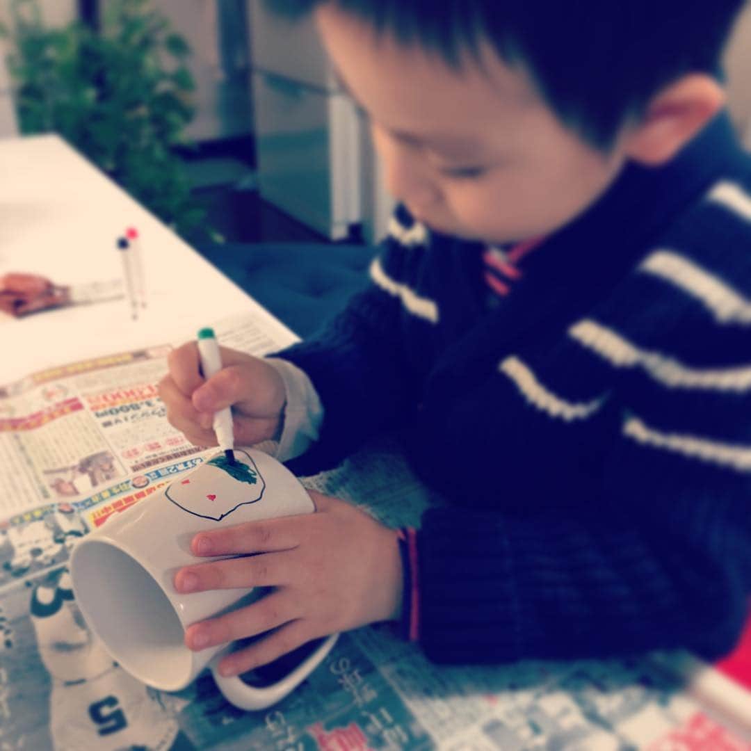 坂東亀三郎さんのインスタグラム写真 - (坂東亀三郎Instagram)「オリジナルマグカップを黙々と作る3歳児(2月に4歳)。 #ペンで描くマイカップ #pencup #倅マン」12月12日 15時39分 - otowayabando