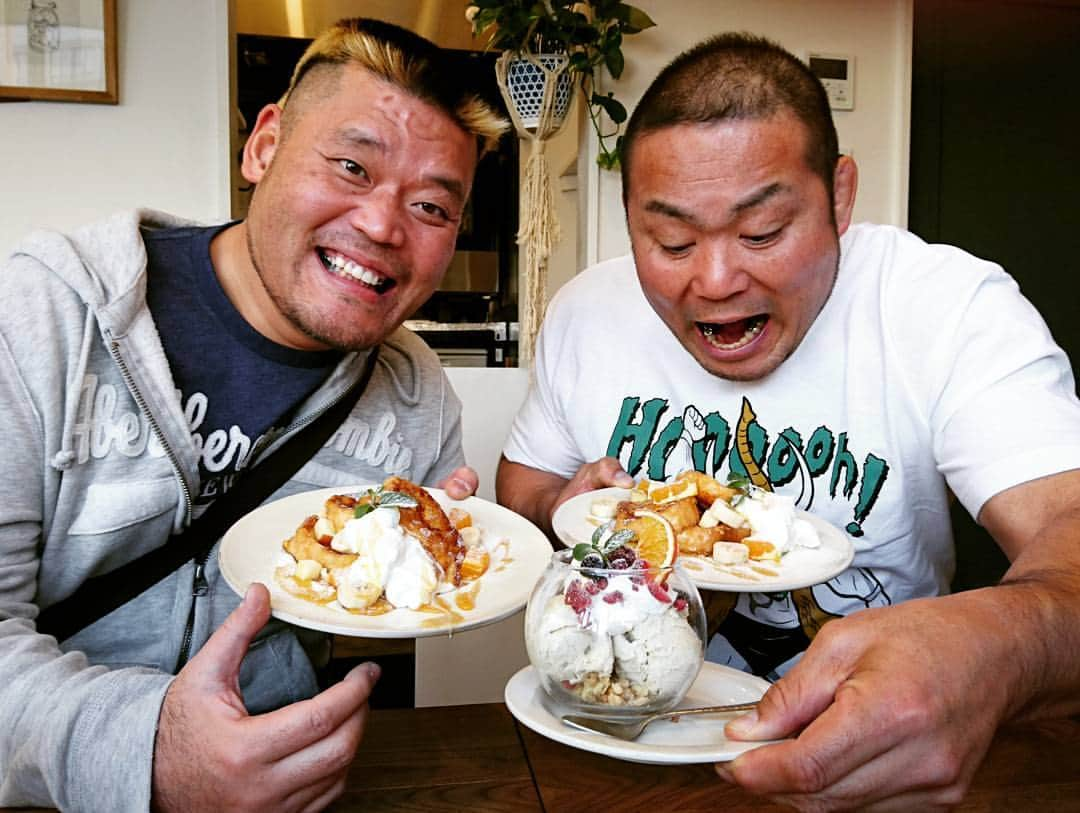 中西学のインスタグラム：「実はスイーツ大好き天山さん(^-^)/ 高崎のピースカフェのフレンチトースト🎵ほっぺが落ちるぜカモーン！！ #中西ランドロケ中 #群馬カフェ」