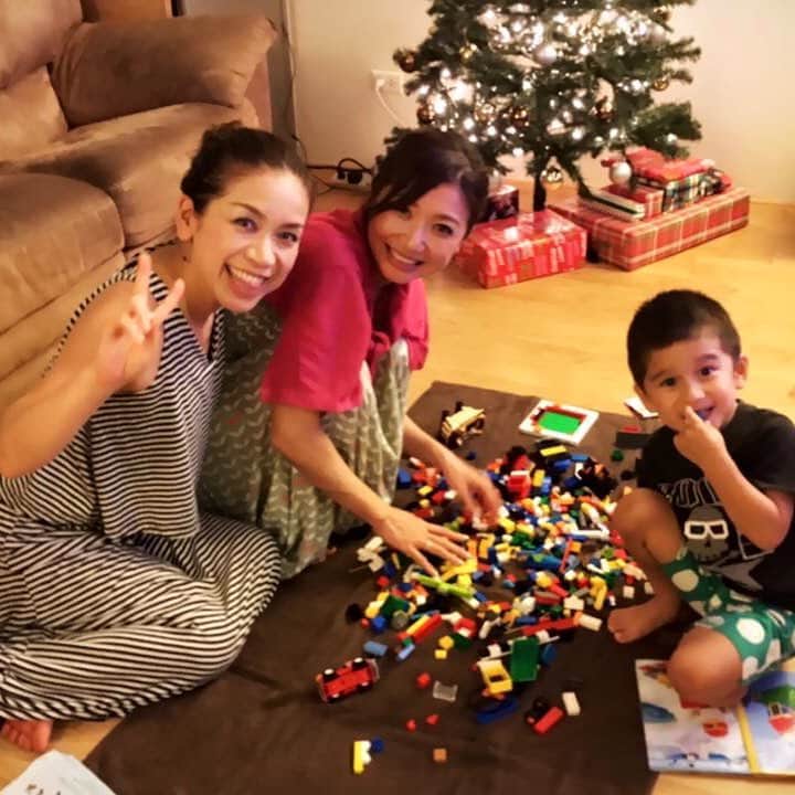 市橋有里のインスタグラム：「LEGOのこれ探して〜と甘えてくる 息子くん♡かわいすぎる。オチャラケてるけど、イケメン5歳児です。笑  ホノルルでお世話になっているゆかりさん家におじゃましてきました〜  #ホノルル #肉焼き上手な旦那様 #lego  #イケメン息子 #ハーフはやっぱりかわいいな」