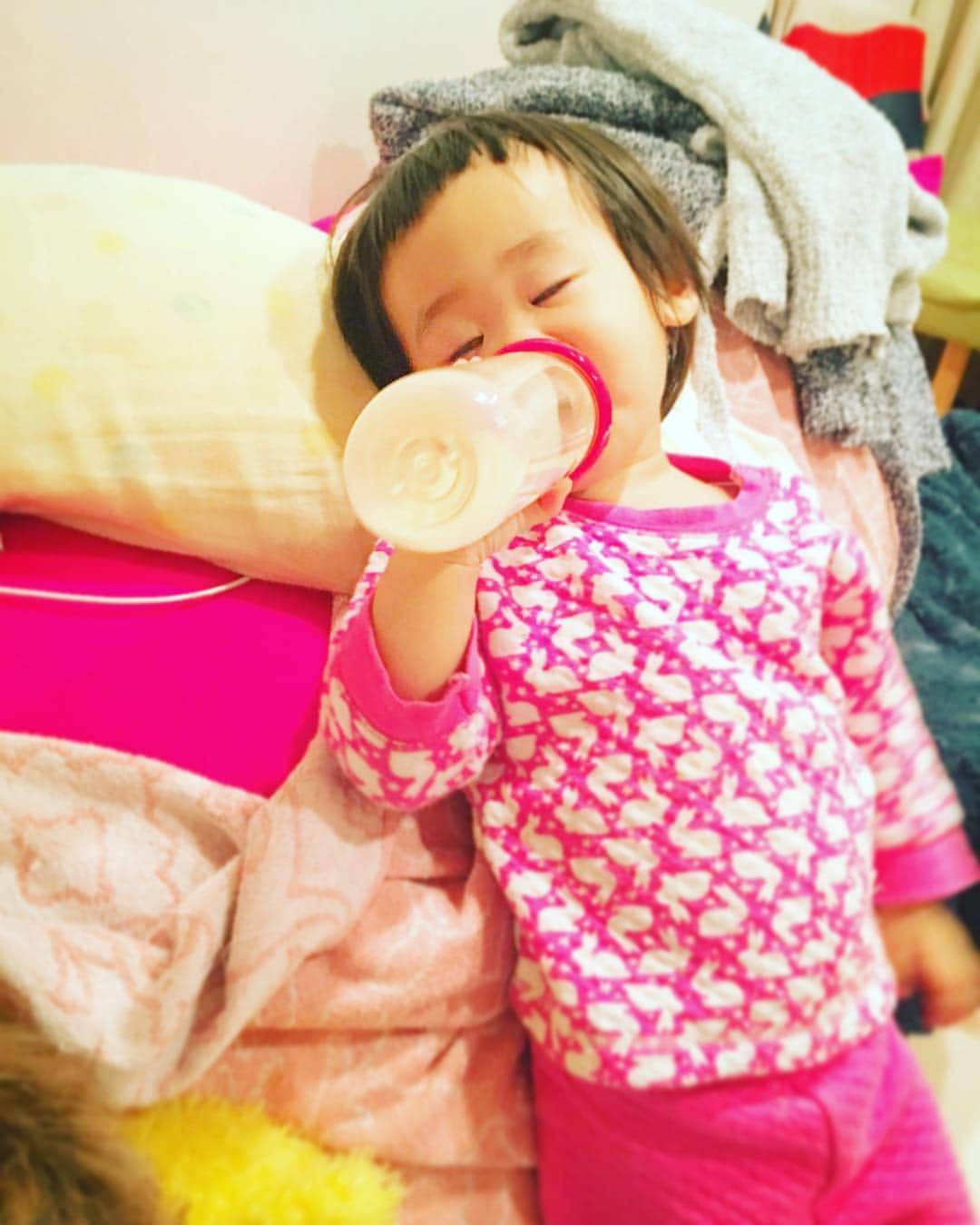 あびる優さんのインスタグラム写真 - (あびる優Instagram)「立ちながらミルク飲みながらの、、😐🍼 『ママ（私）はもう大人だから、寝たふりくらい見破れるのよ🤔』 とか、思いながら彼女の寝たふり演技に付き合ってあげちゃう私😚💕 寝たふりPart③  #gn#family#baby#babygirl#clover#love#cute#eat#家族#娘#愛娘#四葉のクローバー#愛しい#かわいい#癒し#おやすみなさい#寝たふり」12月12日 19時58分 - yuabiru74