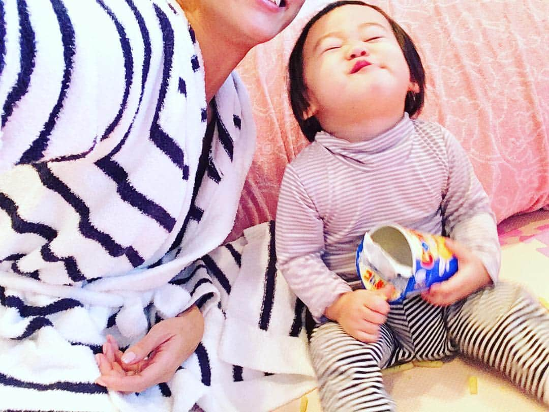 あびる優さんのインスタグラム写真 - (あびる優Instagram)「Gm〜☺️🌤 朝のまったり時間🍵 部屋着がボーダーかぶり👻💕 #gm#family#baby#babygirl#clover#love#cute#eat#家族#親子#娘#愛娘#四葉のクローバー#愛しい#かわいい#癒し#ボーダー#部屋着#ルームウェア#まったり#おはようございます」12月13日 8時42分 - yuabiru74