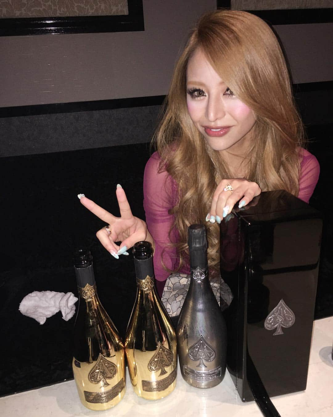 門りょうさんのインスタグラム写真 - (門りょうInstagram)「アルマンドブラック〜〜〜💸💸💸🍾🍸🤑💗 幸せ〜〜〜💸💸💸🍾🍸😆💗 おうちに飾りたいから開けずに持って帰らせてもらったよ😆🙏🙏笑 #クラブ門#MON#北新地#アルマンド#ブランドノワール#アルマンドブラック」12月13日 2時31分 - rio19891015