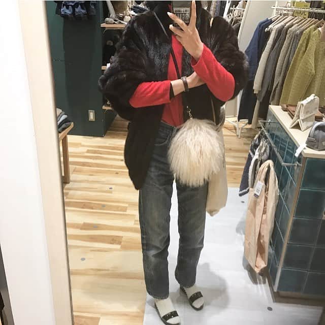 teeemu017のインスタグラム：「#今日の服  久しぶりの平日オフ♡  #ootd#outfit#fashion#code#ファッション#コーデ#コーディネート#シンプル#ママコーデ#ママファッション#プチプラ#着回し#着回しコーデ#ヘビロテ#ミンクファー#ファーコート#リーバイス#levis#ファーポシェット#hermes#モケモケ ダブルファーで重め#笑」