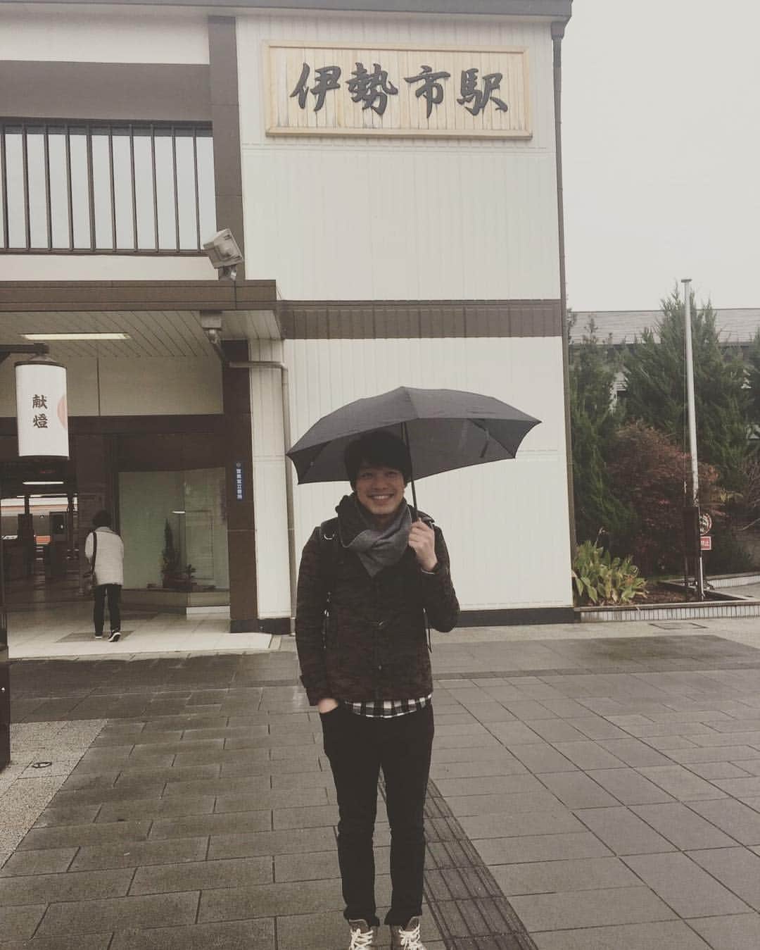 川島明のインスタグラム：「始発に乗って伊勢にきたよ。 こないだお参りした時のお願い事を叶えていただいたので、そのお礼参りです。 突然の雨に見舞われたので折りたたみ傘を差したら驚きの小ささでした。 チワワ用のやつかしら。」