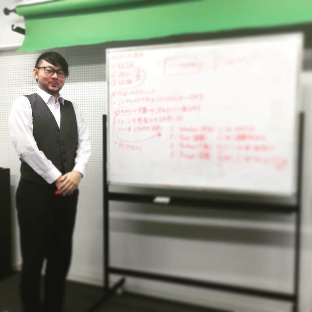 Discovery Meinohama Westのインスタグラム：「＊＊＊＊＊＊＊ 【住人による営業講座】 DMWに住む松尾さんは、メンタルトレーナーや心理学の講師をされています。 ＊ 今回は営業時のプレゼンの流れや緊張しないメンタルの作り方などを住人にシェアして頂きました。 ＊ 住人間の情報のシェアが出来ることもシェアハウスの利点ですね。 ＊ #姪浜 #DMW #福岡市 #シェアハウス #起業 #スタートアップ #ベンチャー #女性起業家 #投資家 #福岡移住 #コンセプトシェアハウス #シェアハウス住みたい #メンタル  #プレゼン #ビジネス  #ビジネスパートナー」