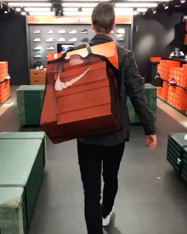 ジョエル・フェルトマンのインスタグラム：「Happy with my renewed @nike contract! #nike #nikefootball #justdoit @nikefootball @wassermannl」