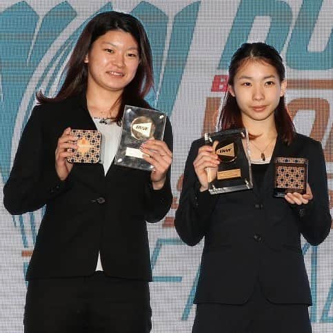 松友美佐紀のインスタグラム：「#ayakatakahashi #misakimatsutomo #DubaiSSF #femaleplayeroftheyear #award #bwf #badminton #バドミントン」