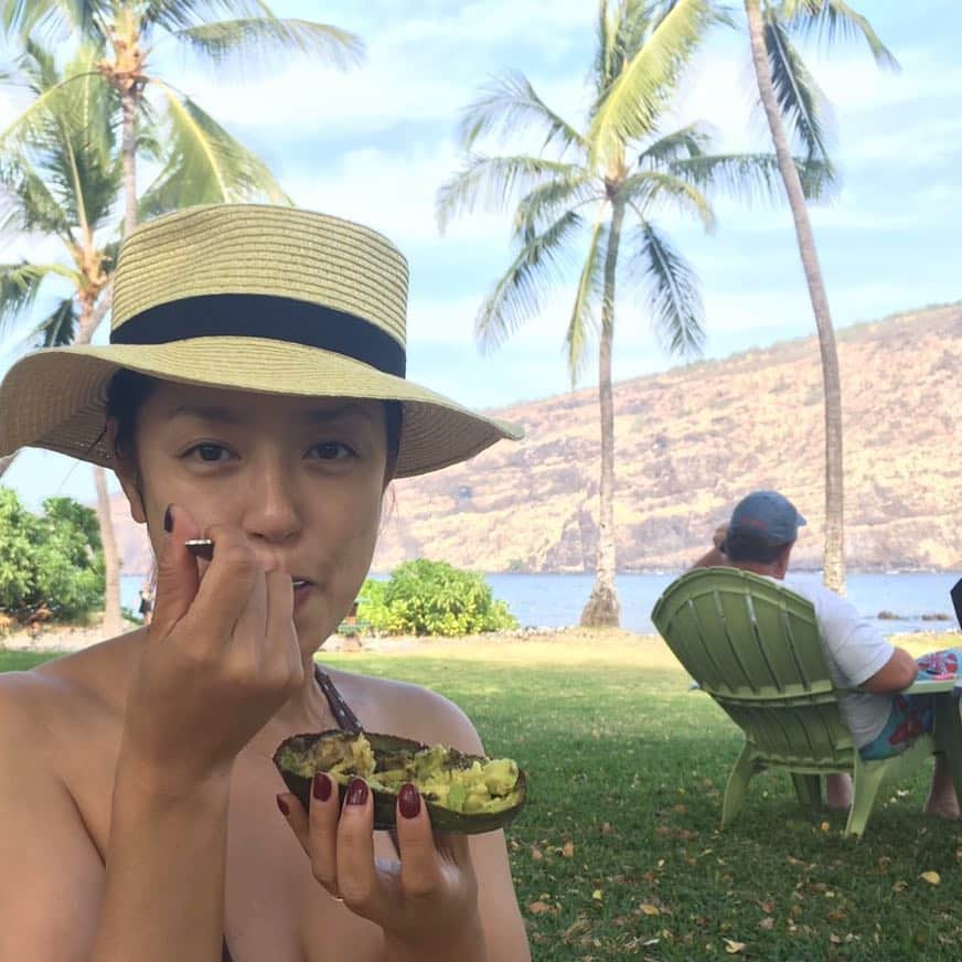 加藤紀子のインスタグラム：「アボカドにパパイヤの種と醤油を数滴垂らして食べる神の味を知ってしまった💯」