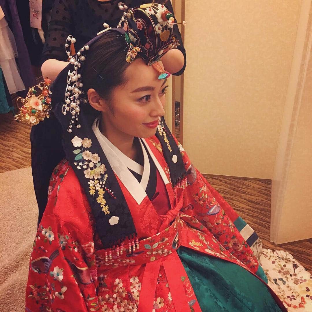 小祝麻里亜のインスタグラム：「返事をする前に…余韻が残ってるうちに更新🤗こちらでも @gen_dai さんのメイクが光ります✨ @dentoui_soonsoo  さんは小物もすてきなものばかり… --- #伝統衣すんす#すんす#古式#韓国 #韓服#チョットリ#ノリゲ #披露宴#花嫁#名古屋#マリオット#nagoya#marriott#1119_wedding#gendai」