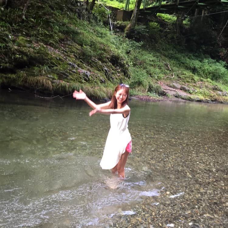 澤田南のインスタグラム：「結局20年経っても変わってない説。  #安心してください履いてますよ  #ちょい見え #秋川渓谷 #夏が恋しい」