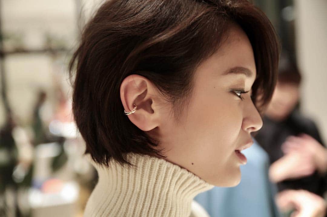 Hirotaka Jewelryさんのインスタグラム写真 - (Hirotaka JewelryInstagram)「Simple stacked ear cuffs adding the perfect touch to this chic look #styleenvy #hairenvy photo by @genkiserb #Hirotaka」11月22日 0時41分 - hirotakajewelry